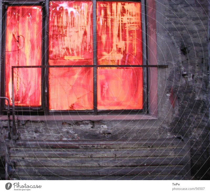 gefundene Spuren Backstein Fenster Fabrikhalle Mauer rot gelb Reinigen Demontage Industriefotografie Lagerhalle Glas Stein alt Farbe orange Rahmen