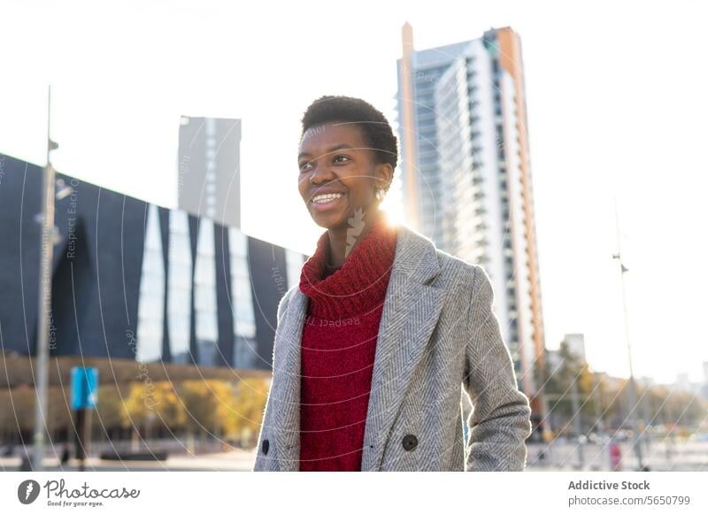 Selbstbewusste afroamerikanische Geschäftsfrau vor städtischen Gebäuden Frau Stadtzentrum Wolkenkratzer Großstadt selbstsicher Wochenende urban Oberbekleidung