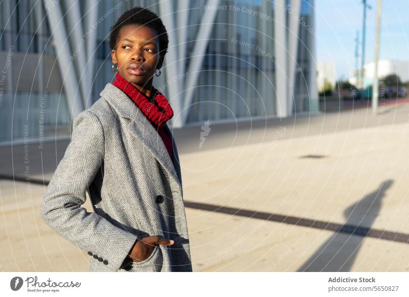 Selbstbewusste afroamerikanische Geschäftsfrau vor städtischen Gebäuden Frau Stadtzentrum Wolkenkratzer Großstadt selbstsicher Wochenende urban Oberbekleidung