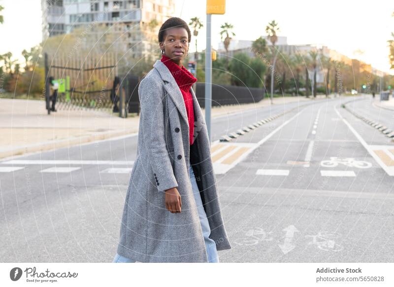 Selbstbewusste schwarze Frau beim Überqueren der Straße in der Stadt durchkreuzen Zebrastreifen Fahrbahn Spaziergang Großstadt Stadtzentrum urban Fußgänger