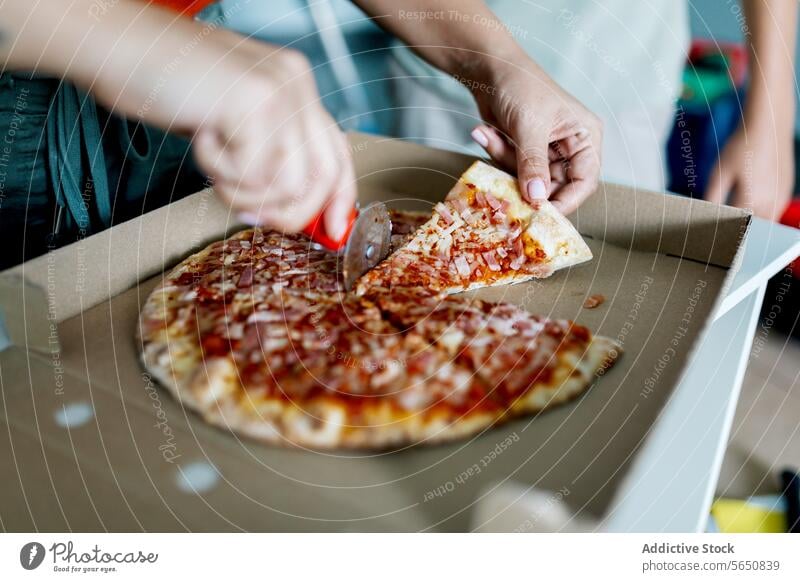 Hand Schneiden Stück appetitlich Pizza in offenen Karton geschnitten Kutter Kasten lecker verlockend anonym Person essen Lebensmittel Mittagessen geschmackvoll