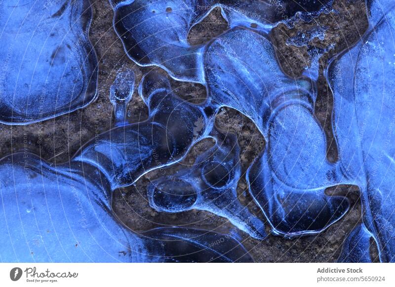 Abstrakte Muster aus blauem Eis mit einem Hauch von braunem Gestein, die die komplexe Schönheit des ersten Frosts im Winter offenbaren abstrakt Felsen
