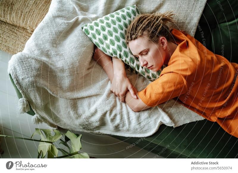 Junge Frau schläft auf bequemem Sofa mit Kissen zu Hause Laptop schlafen Appartement Liege Komfort sich[Akk] entspannen schlafend Mittagsschlaf Kopfkissen flach