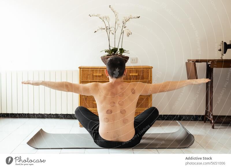 Gesichtsloser Mann, der beim Fitnesstraining die Arme seitwärts streckt Dehnung Training Rehabilitation Übung muskulös ausdehnen Waffen ohne Hemd Yoga üben