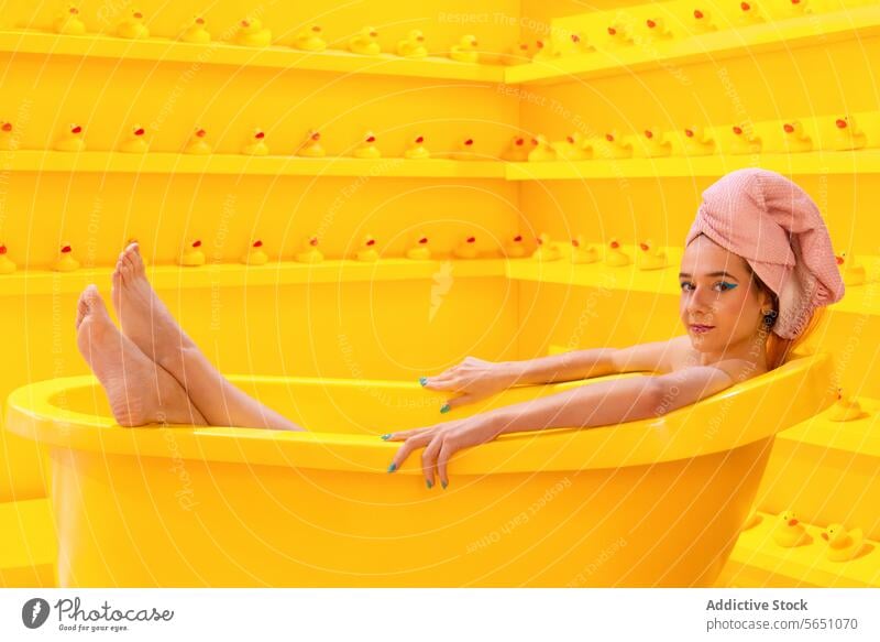 Frau in gelbem Bad Entspannung Badewanne Erholung Gummiente monochromatisch Raum Freizeit Kälte Gelassenheit Ruhe ruhen verwöhnen Selbstfürsorge Komfort