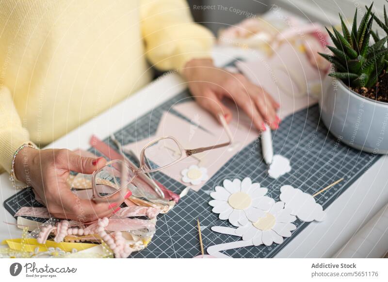 Bastelbegeisterte, die mit Papier und Dekorationen arbeiten Handwerk Blume Bändchen Brille Schneidematte Basteln Hobby Dekoration & Verzierung Schere kreativ