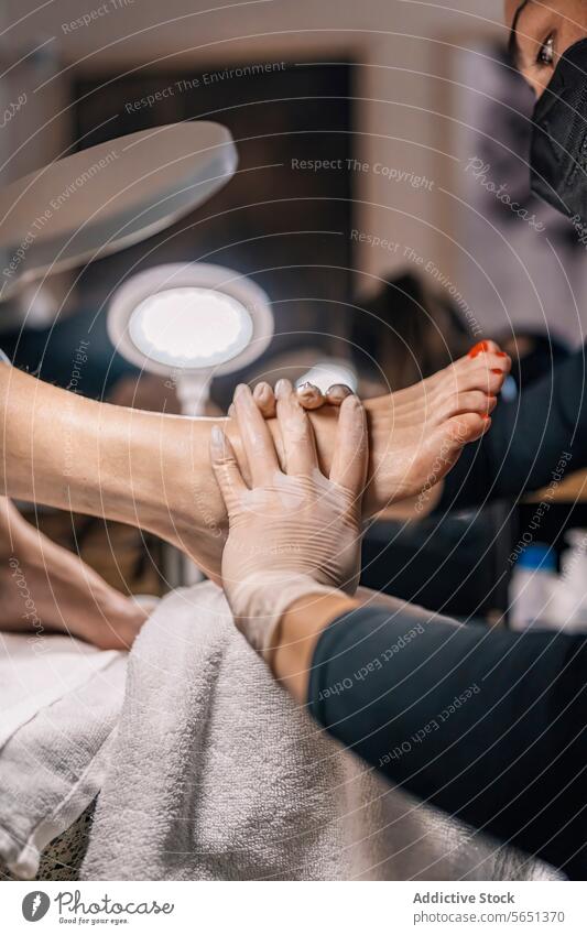 Masseurin massiert den Fuß einer Kundin während der Pediküre in einem Schönheitssalon Massage Salon Klient Leckerbissen Verfahren Therapie Wellness Spa