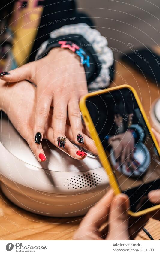 Crop Maniküre Foto von Nagelkunst auf Kunden im Salon nehmen Frauen Smartphone fotografieren Nagellack nageln Kunstwerk Design Hand Kosmetikerin benutzend