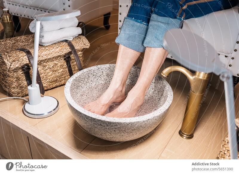 Frau wird im Schönheitssalon durch ein Fußbad erwärmt Pediküre Wasser warm Spa sich[Akk] entspannen Schalen & Schüsseln Dip genießen Barfuß Wellness