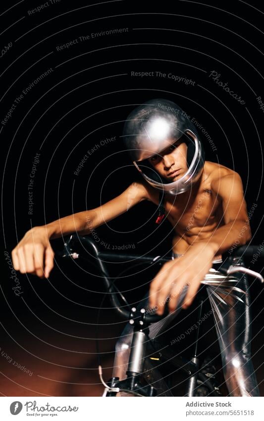 Unbekannter junger Mann auf Fahrrad sitzend ohne Hemd im Licht Schutzhelm Radfahrer Lenker behüten Fahrzeug Sicherheit Boden männlich Verkehr Biker Hobby Stil