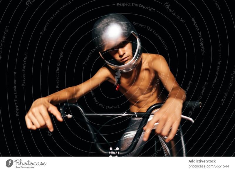 Unbekannter junger Mann auf Fahrrad sitzend ohne Hemd im Licht Schutzhelm Radfahrer Lenker behüten Fahrzeug Sicherheit Boden männlich Verkehr Biker Hobby Stil
