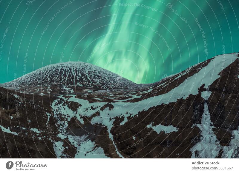 Malerischer Blick auf eine schneebedeckte Bergkette vor blauem Himmel mit grünem Polarlicht im Winter Berge u. Gebirge Schnee Nordlicht Ambitus malerisch