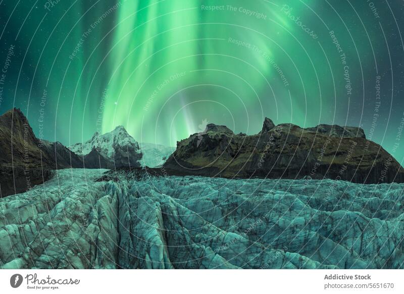 Mystische Nordlichter über einer zerklüfteten Gletscherlandschaft in Vatnajokull, Island Berge u. Gebirge Gipfel Nacht Himmel Illumination robust Landschaft
