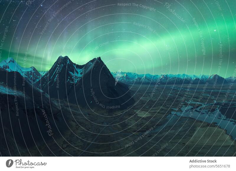 Majestätische Berggipfel unter dem grünen Schein des Nordlichts im Vatnajökull-Nationalpark, Island Berge u. Gebirge Aurora Nacht Himmel Natur Landschaft Winter