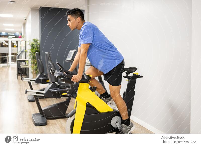 Mann beim Training auf einem stationären Fahrrad im Fitnessstudio Übung ruhend Gesundheit Lifestyle Reiten Gerät im Innenbereich Zyklus Sport aktiv physisch