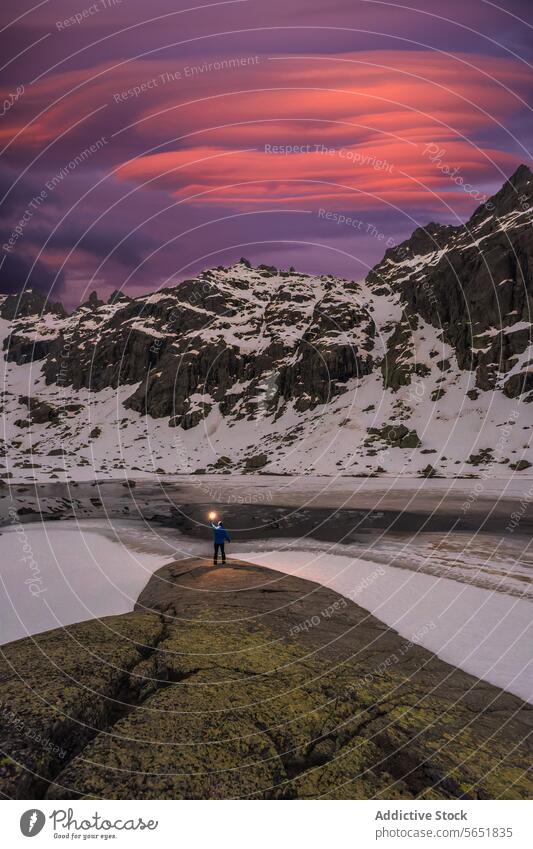 Dämmerungsforscher in der isländischen Wildnis Island Abenteuer Reisender Entdecker Himmel rosa purpur Abenddämmerung Landschaft Natur malerisch Schnee robust