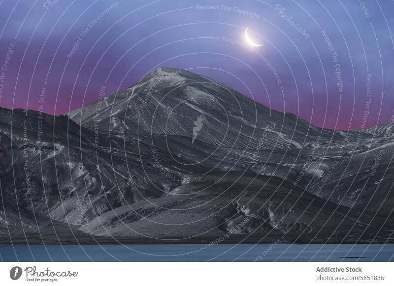 Dämmerung über isländischem Berg mit Mondsichel Sichelmond Berge u. Gebirge Island Gelassenheit Landschaft Himmel Abenddämmerung Natur im Freien vulkanisch