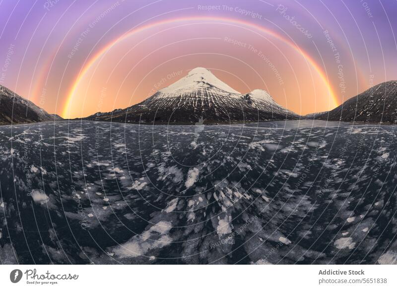 Atemberaubender Doppelregenbogen über Islands gefrorener Landschaft doppelter Regenbogen Sonnenuntergang schneebedeckt Berge u. Gebirge Durchblick Natur