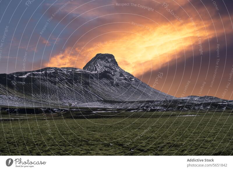 Feuriger Himmel über einem verschneiten isländischen Berggipfel Island Berge u. Gebirge Schnee Sonnenuntergang feurig Gipfel robust Landschaft schneebedeckt