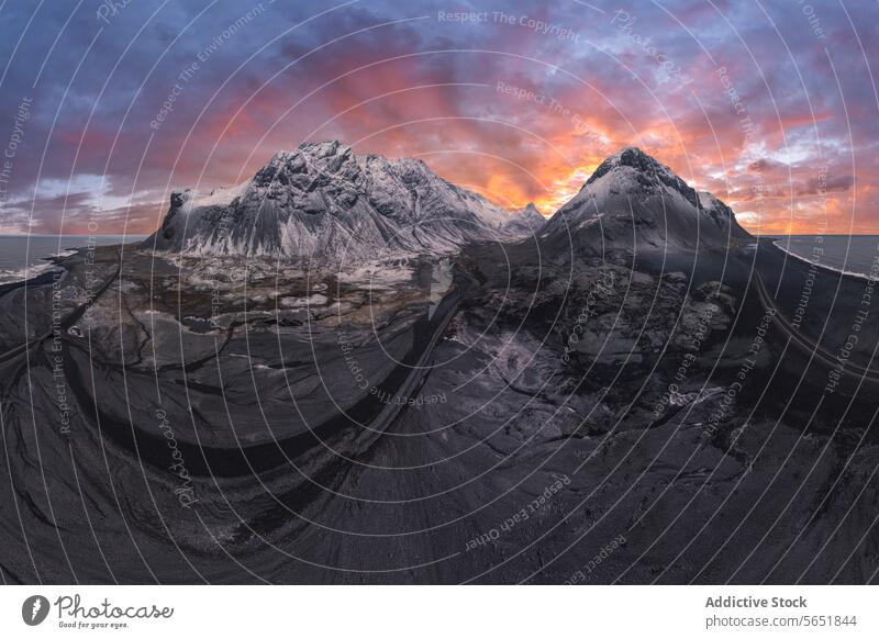 Majestätische isländische Berge bei Sonnenuntergang Island Berge u. Gebirge Schnee panoramisch Ansicht Himmel feurig Tonung Malerei Landschaft Natur vulkanisch