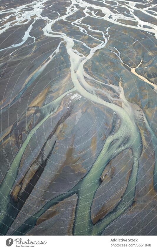 Geflochtene Flüsse, die sich durch isländisches Terrain schlängeln Antenne geflochten Highlands Island Gelände Landschaft Schnitzereien Schlangenlinien Natur