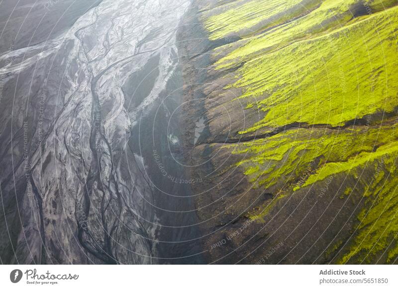 Kontrastreiche isländische Landschaft mit grünem Moos Antenne Island Highlands vulkanisch Sand Natur Luftaufnahme Topografie natürlich Muster schwarz Schönheit