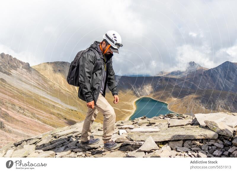Wanderer beim Betrachten eines Kratersees am Nevado de Toluca, Mexiko Toluca-Nevada Berge u. Gebirge Fangvorrichtung Gelände Kamm majestätisch Gelassenheit