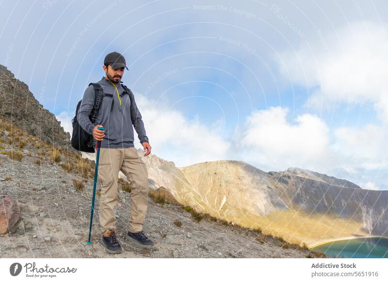 Wanderer beim Erkunden des malerischen Nevado de Toluca in Mexiko Toluca-Nevada Trekking Spazierstock Berge u. Gebirge See im Freien Abenteuer Wanderung