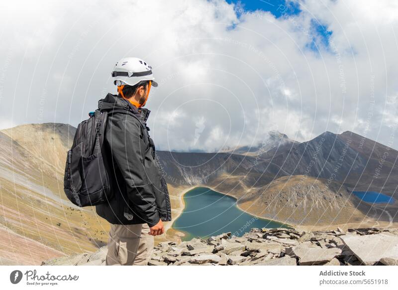 Abenteurer mit Blick auf die Seen im Nevado de Toluca, Mexiko Abenteuer Wanderer Fangvorrichtung Berge u. Gebirge Toluca-Nevada Krater Himmel wolkig übersehen