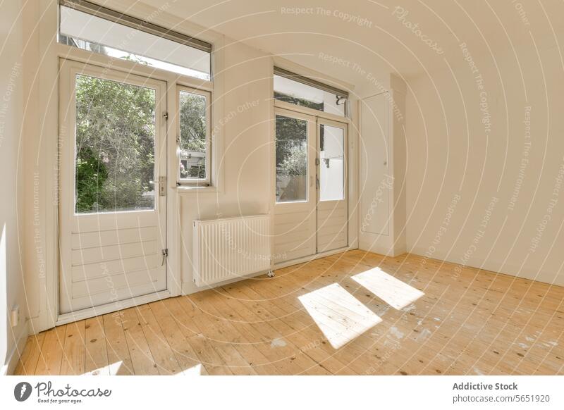 Leeres Zimmer mit Tür und Fenster Sonnenlicht hell Heizkörper weiß Farbe Fleck Schmutz Hartholz Stock leer Raum modern Appartement heimwärts Haus Wand