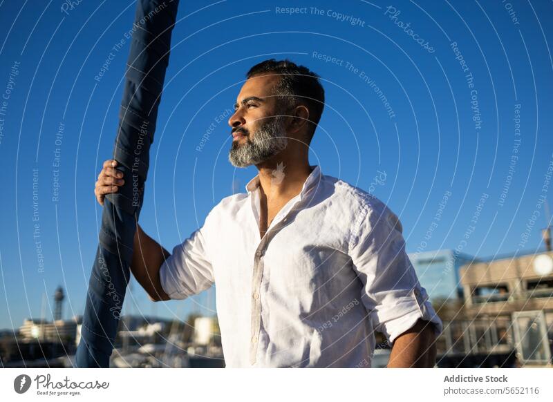 Lächelnder Mann, der ein Selfie macht, während er auf einer Jacht im Meer steht MEER Telefon benutzend Vollbart reisen sich[Akk] entspannen Ausflug Boot Gefäße