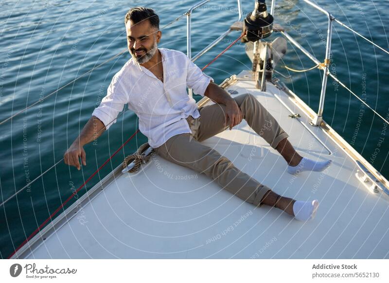 Mann sitzt auf Yacht im Meer MEER Jacht Schwimmer Reisender Ausflug Wasser Boot Gefäße genießen Rippeln marin reisen Urlaub Glück Tourismus froh Tourist