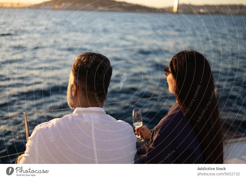 Rückenansicht Paar stößt mit Weingläsern auf einer Yacht gegen das Meer an Klirren Liebe romantisch Jacht MEER Zuprosten Strand Weinglas Alkohol Termin & Datum