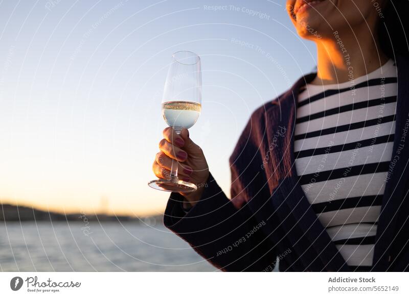 Unbekannte junge Frau mit einem Glas Getränk am Meer stehend MEER Wasser Jacht Outfit Segelboot Ufer Tourismus idyllisch modern Boot aqua trinken Rippeln Küste