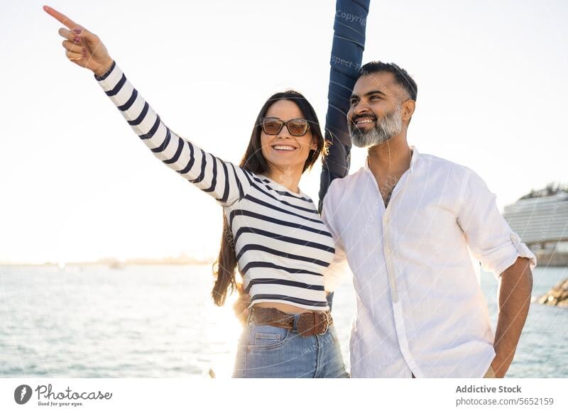 Glückliches Paar an der Strandpromenade stehend Ausflug reisen Jacht romantisch MEER Liebe genießen Punkt Tourismus modern Boot positiv Reise Küste Lächeln