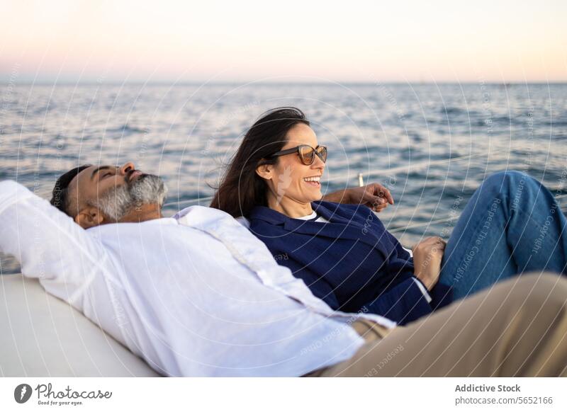 Glückliches Paar entspannt sich am Meer sich[Akk] entspannen Ausflug MEER Liebe romantisch Lächeln genießen reisen Reisender Zuneigung Vergnügen Tourismus