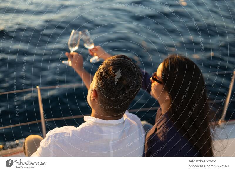 Rückenansicht Paar stößt mit Weingläsern auf einer Yacht gegen das Meer an Klirren Liebe romantisch Jacht MEER Zuprosten Strand Weinglas Alkohol Termin & Datum