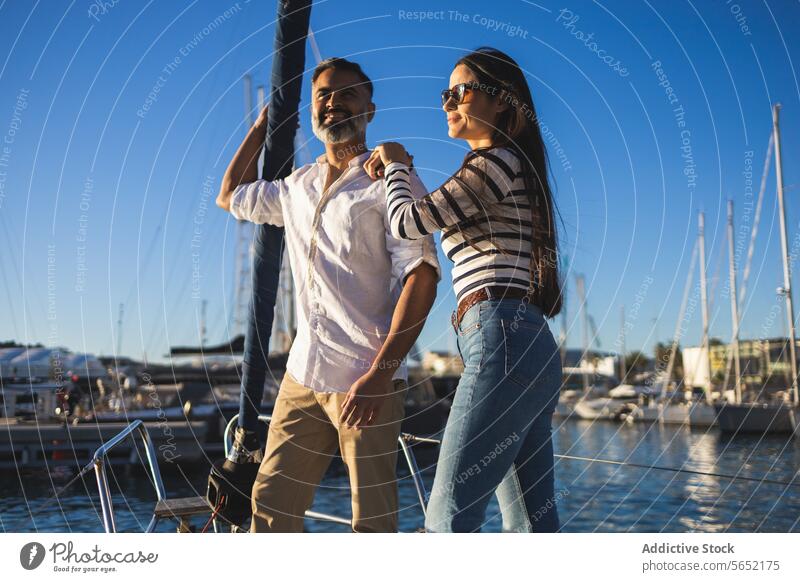Glückliches Paar an der Strandpromenade stehend Ausflug reisen Jacht romantisch MEER Liebe genießen Tourismus modern Boot positiv Reise Küste Lächeln marin