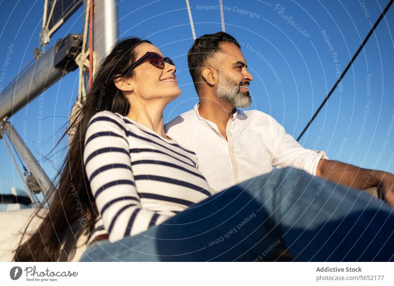 Lächelndes Paar auf Yacht sitzend Jacht Vergnügen genießen sich[Akk] entspannen MEER Glück Ausflug romantisch friedlich Lifestyle Freude lässig Abenteuer