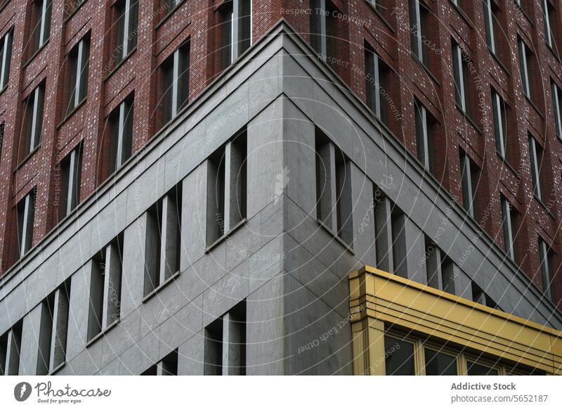 Abstraktes architektonisches Detail eines modernen Eckgebäudes mit kontrastierenden gelben Elementen in Rotterdam Architektur Gebäude Eckstoß Detailaufnahme