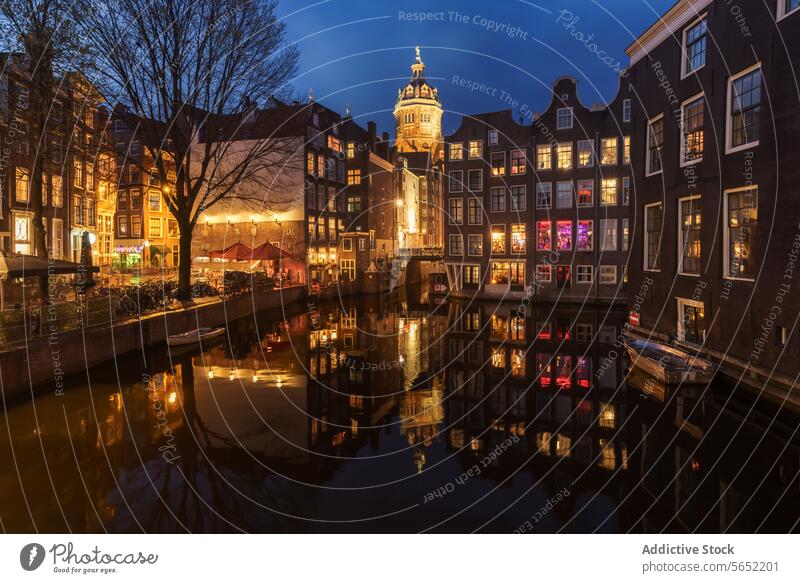 Die Nacht bricht über die beleuchteten Amsterdamer Grachten herein und schafft ein malerisches Bild mit der pulsierenden Architektur der Stadt Kanäle