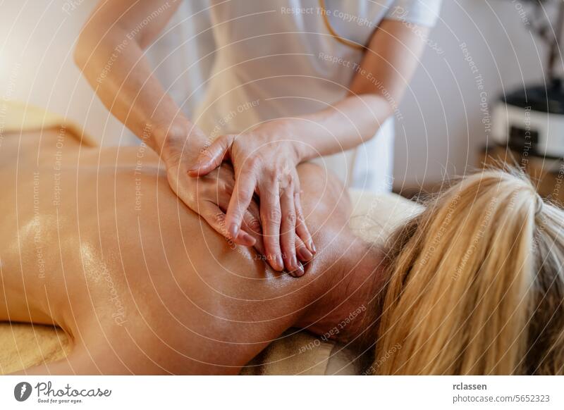 Nahaufnahme der Hände eines Massagetherapeuten, die Druck auf den Rücken eines Kunden ausüben. Schönheitssalon Wellness Hotel Konzeptbild Massagetherapie