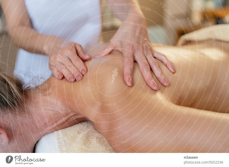 Nahaufnahme eines Massagetherapeuten, der Druck auf den Rücken einer Kundin ausübt Hotel Resort Massageöle asiatisch Schönheitssalon Massagetherapie