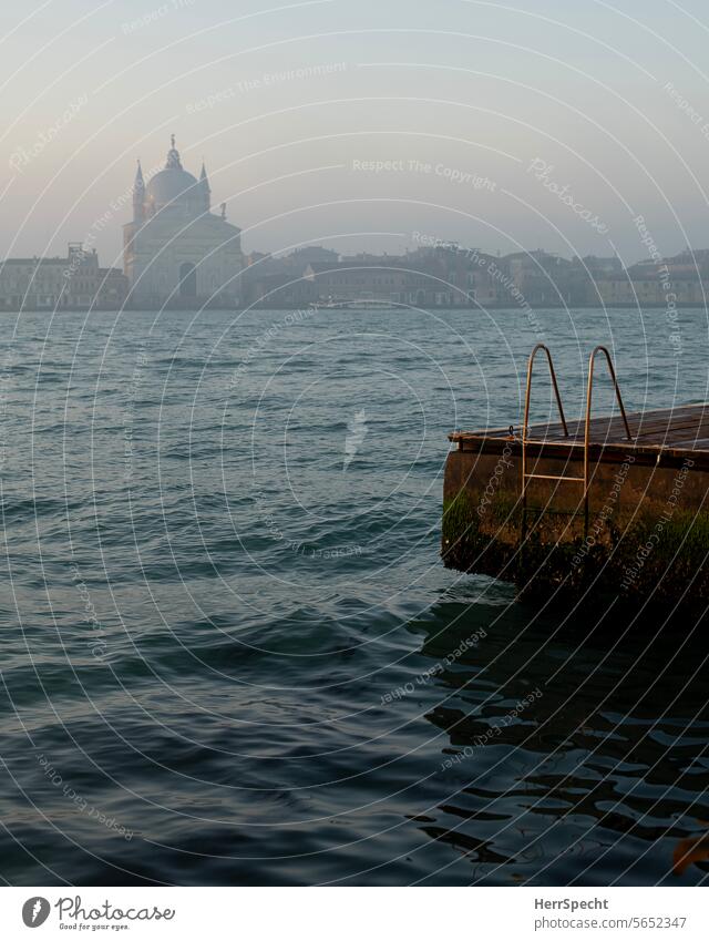 Nebelmorgen in Venedig mit Kirche Santissimo Redentore auf Giudecca Italien Außenaufnahme Altstadt Hafenstadt Kanal Tourismus Sehenswürdigkeit
