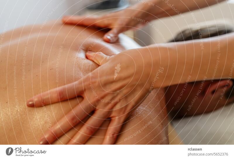 Nahaufnahme eines Therapeuten, der einem liegenden Mann eine Nacken- und Schultermassage gibt Hotel Massageöle Physiotherapeutin asiatisch Rückenmassage