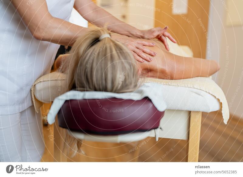 Massagetherapeutin behandelt den Rücken einer Kundin in einem Wellness-Spa. Schönheitssalon Wellness Hotel Konzeptbild Druckpunkt Rückenmassage Hände Erholung