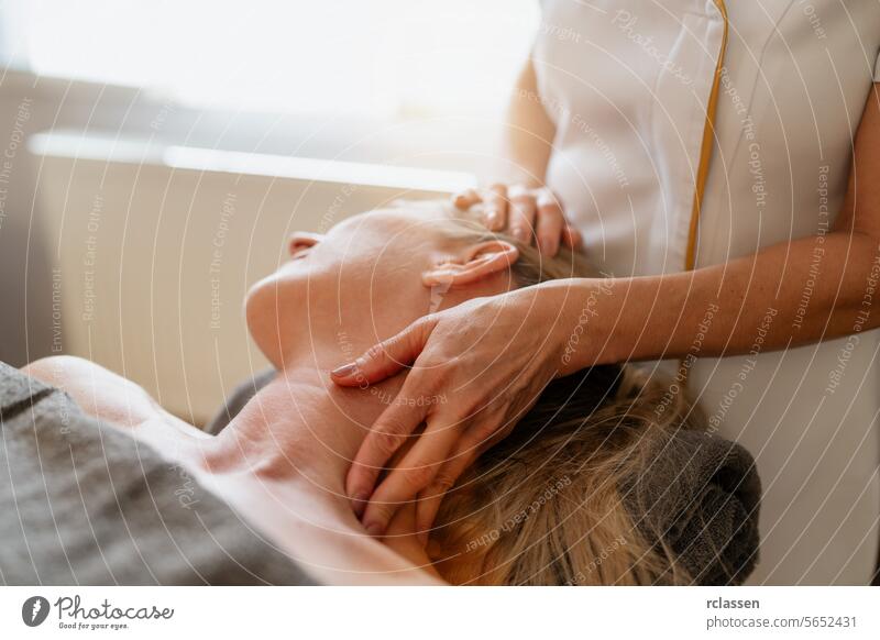 Nahaufnahme einer Therapeutin, die einer liegenden Frau eine Nacken- und Schultermassage gibt. Schönheitssalon Wellness Hotel Konzeptbild Massageöle
