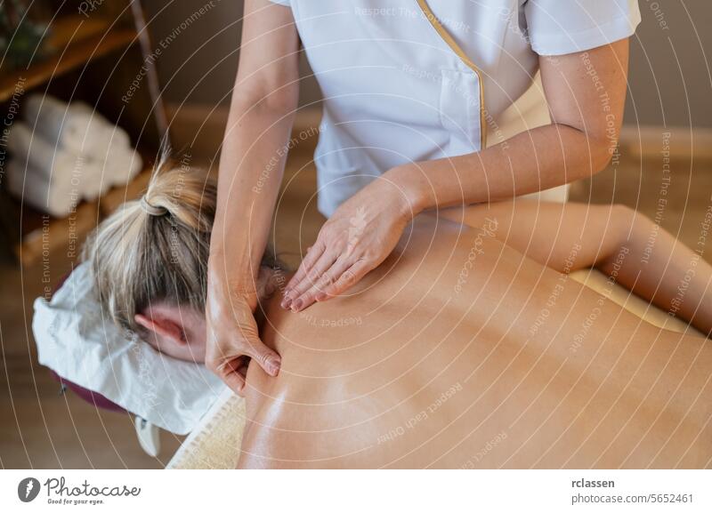 Nahaufnahme von Händen bei der Rückenmassage einer Frau in einem Spa-Resort Hotel Massageöle asiatisch Schönheitssalon Massagetherapie Erholung Wellness Kundin