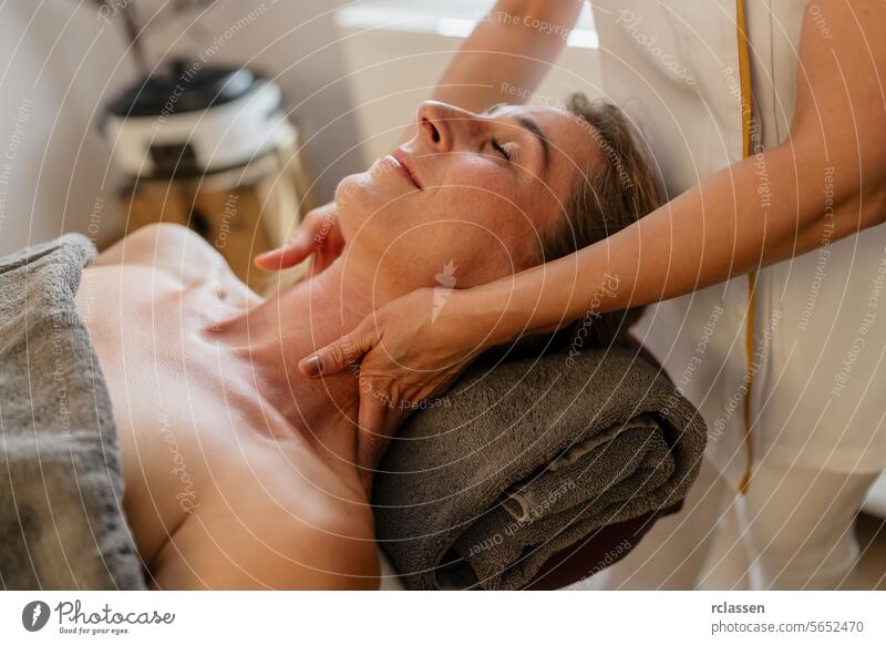 Frau, die eine entspannende Nackenmassage in einem Spa erhält, mit den Händen eines Therapeuten auf ihrer Schulter. Schönheitssalon Wellness Hotel Konzeptbild