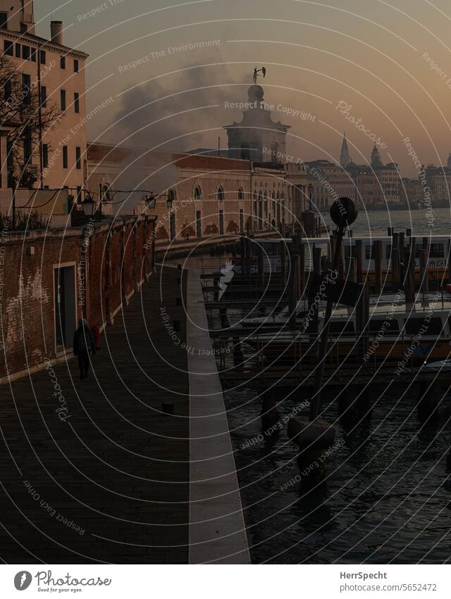 Morgenstimmung in Venedig nahe des "Punta della Dogana" Italien Außenaufnahme Altstadt Hafenstadt Kanal Tourismus Sehenswürdigkeit Ferien & Urlaub & Reisen